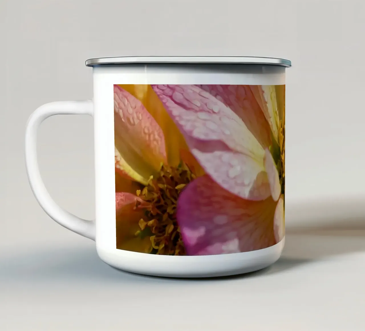 Vue rapprochée d'une fleur vibrante dans un jardin mug en émail de DesignDoodle