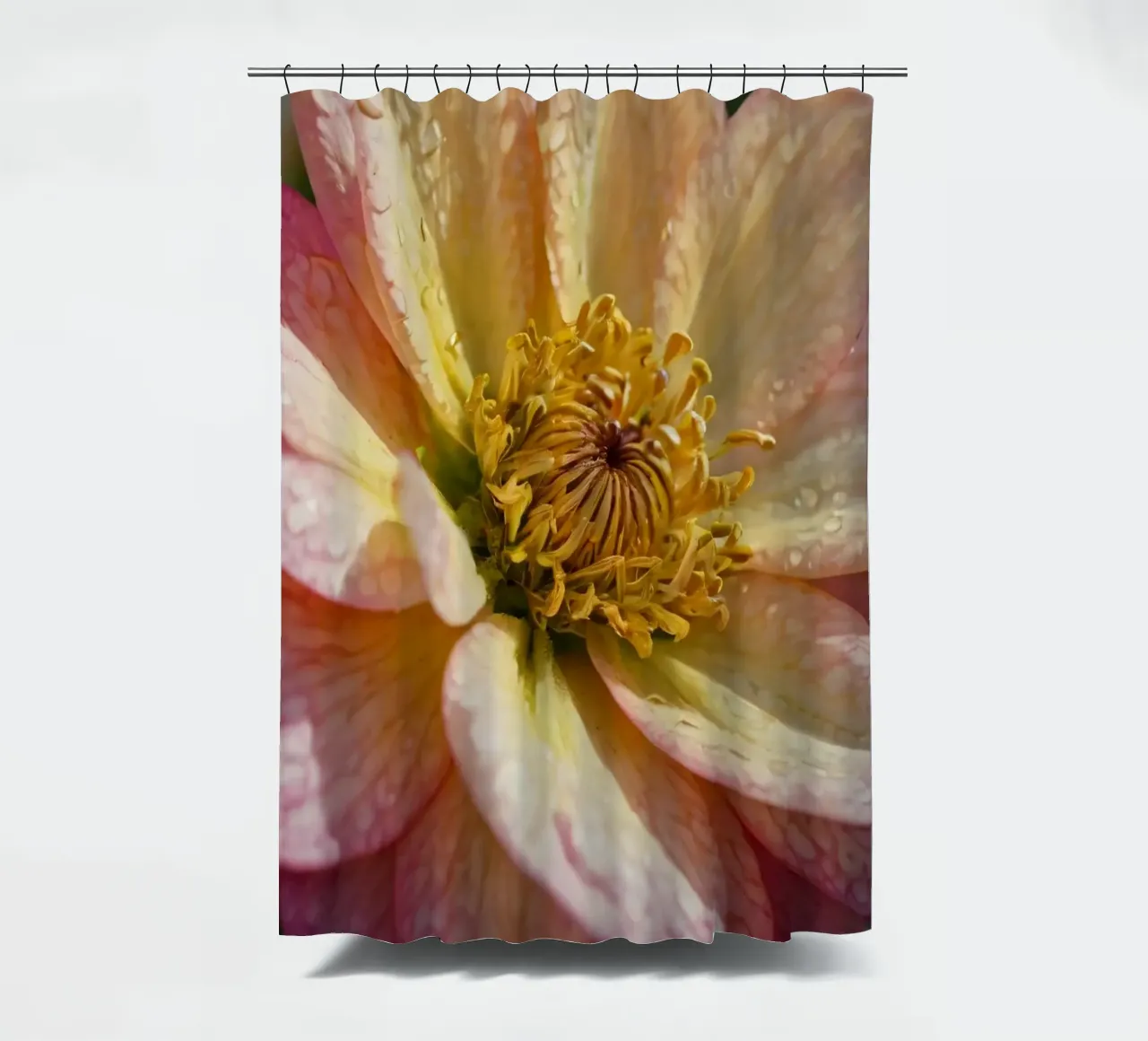 Vue rapprochée d'une fleur vibrante dans un jardin rideau de douche de DesignDoodle