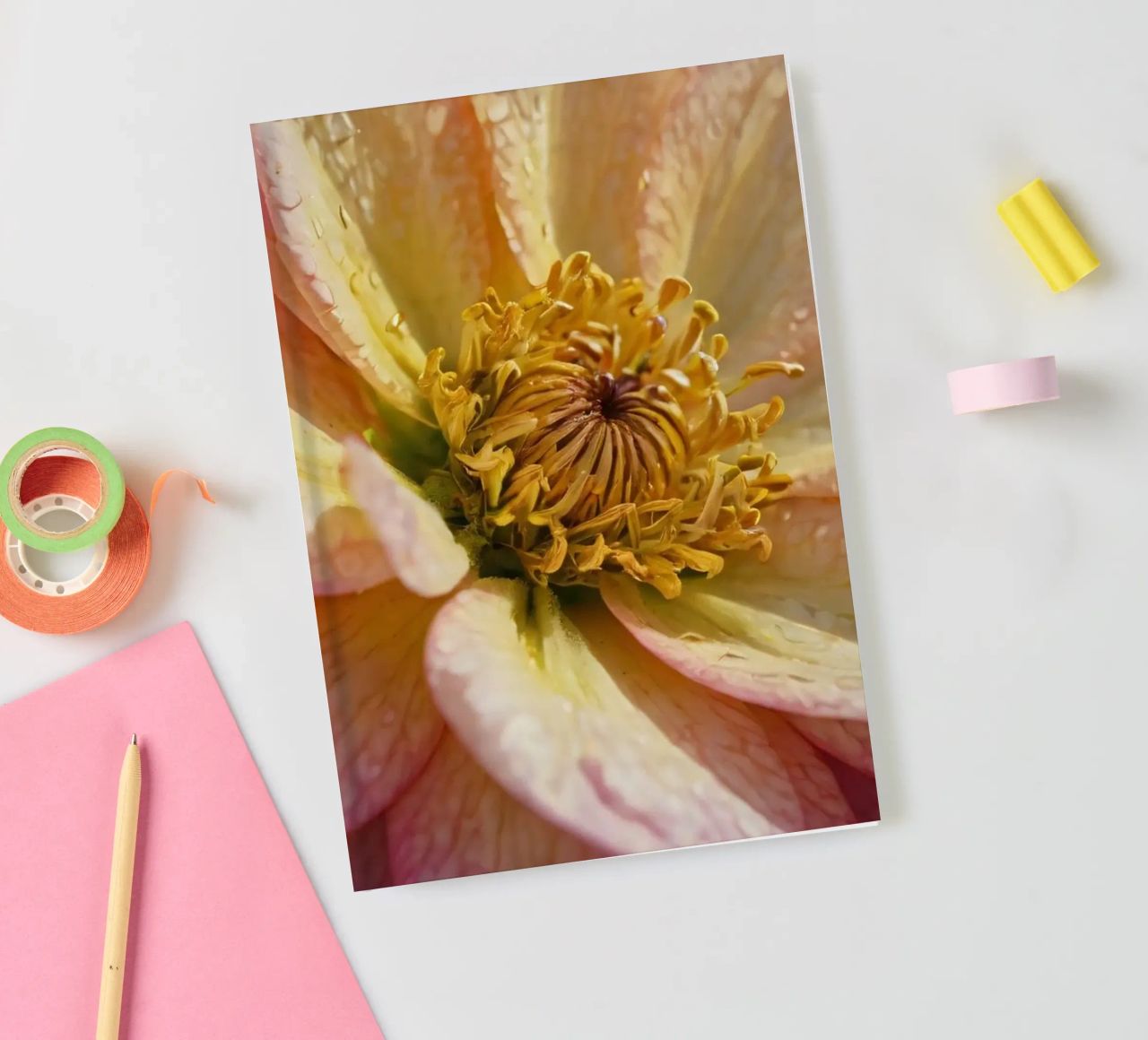 Vue rapprochée d'une fleur vibrante dans un jardin carnet de notes de DesignDoodle