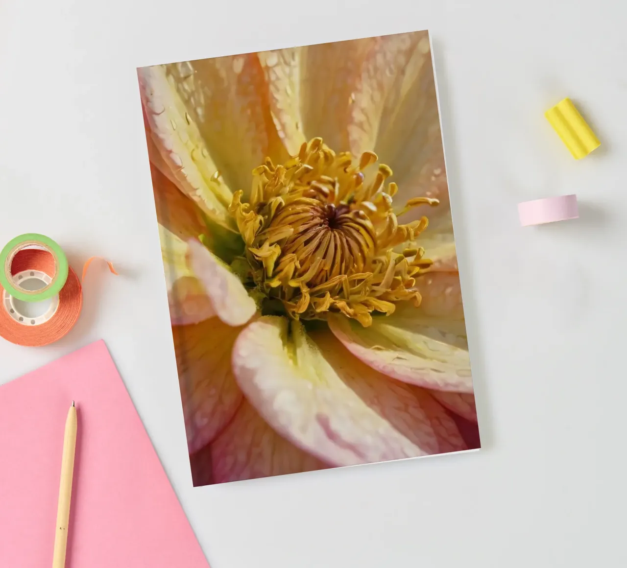 Vue rapprochée d'une fleur vibrante dans un jardin carnet de notes de DesignDoodle