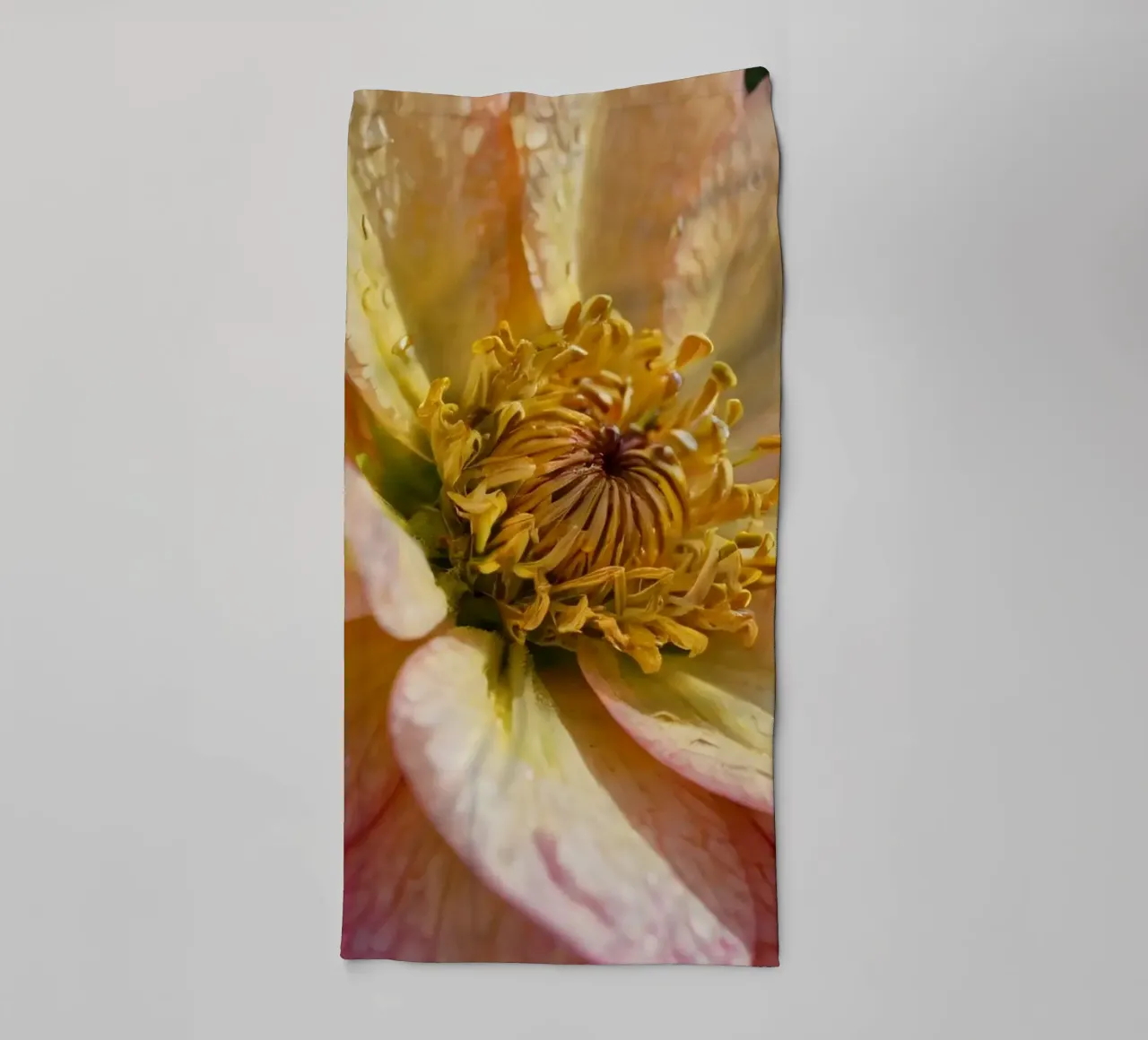 Vue rapprochée d'une fleur vibrante dans un jardin serviette de bain de DesignDoodle