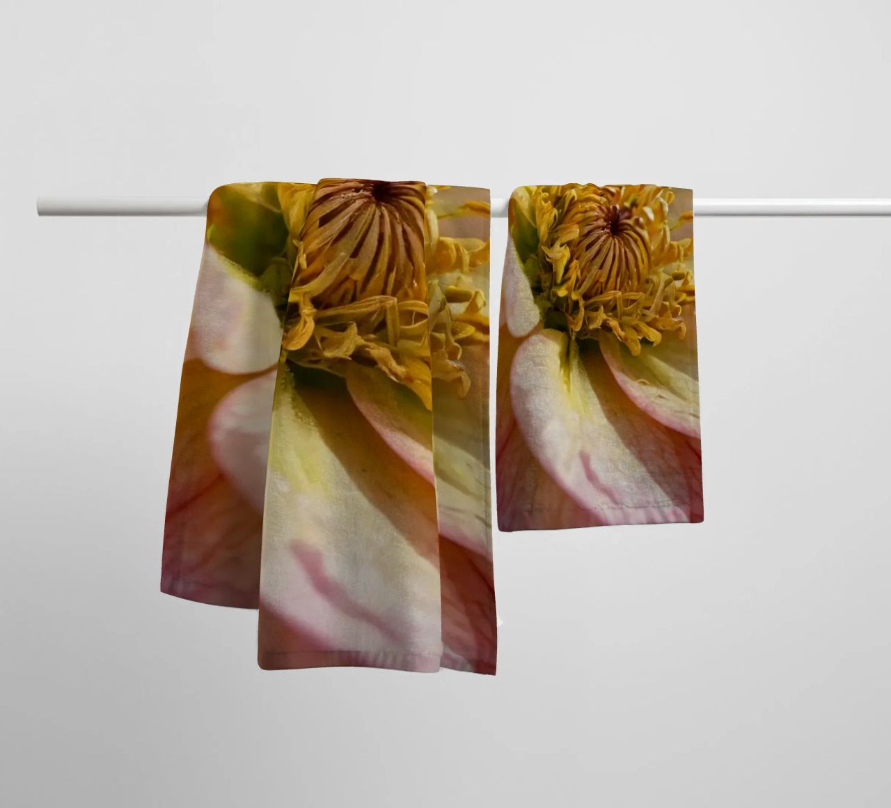 Vue rapprochée d'une fleur vibrante dans un jardin serviette de bain de DesignDoodle