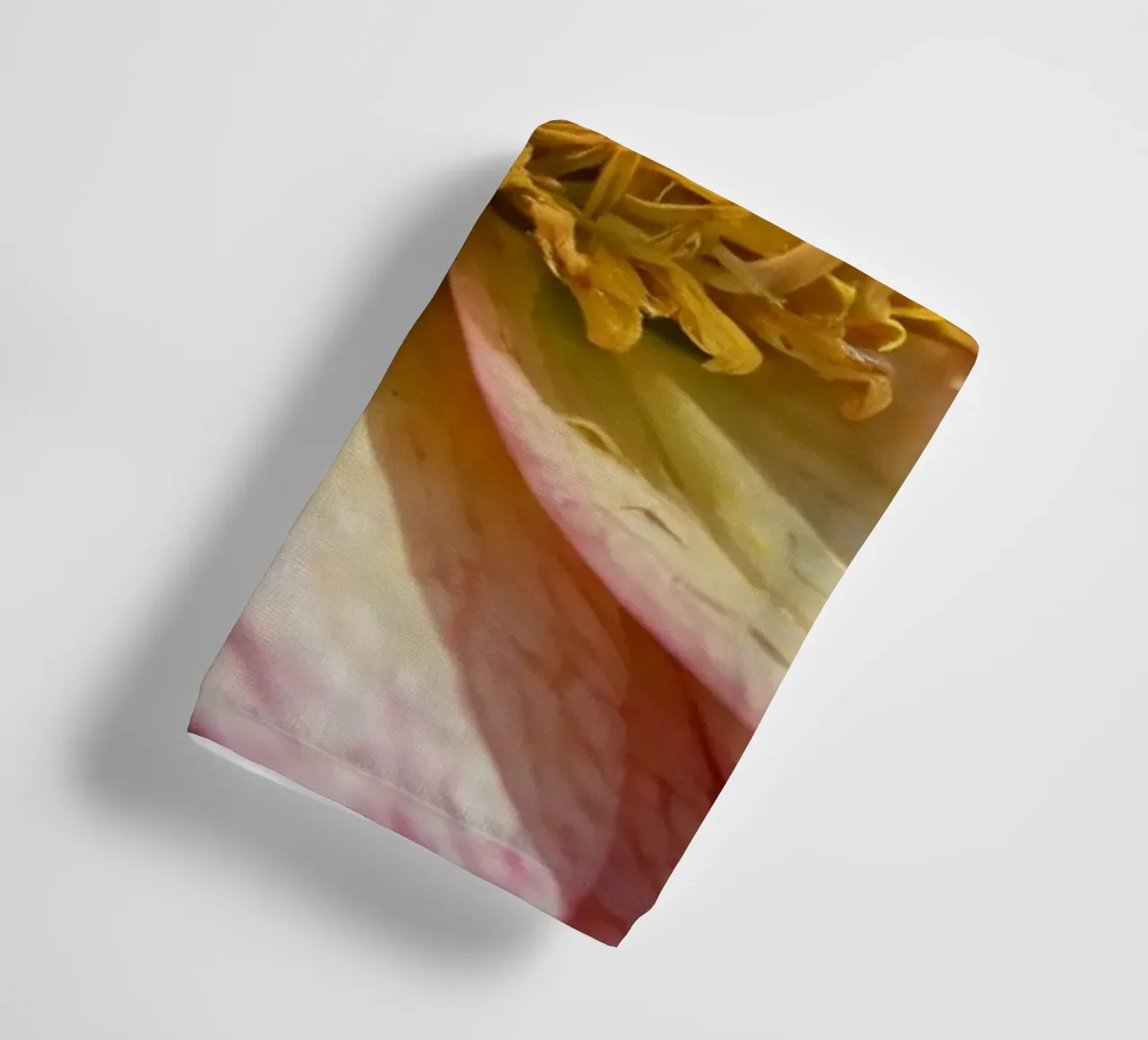 Vue rapprochée d'une fleur vibrante dans un jardin serviette de bain de DesignDoodle