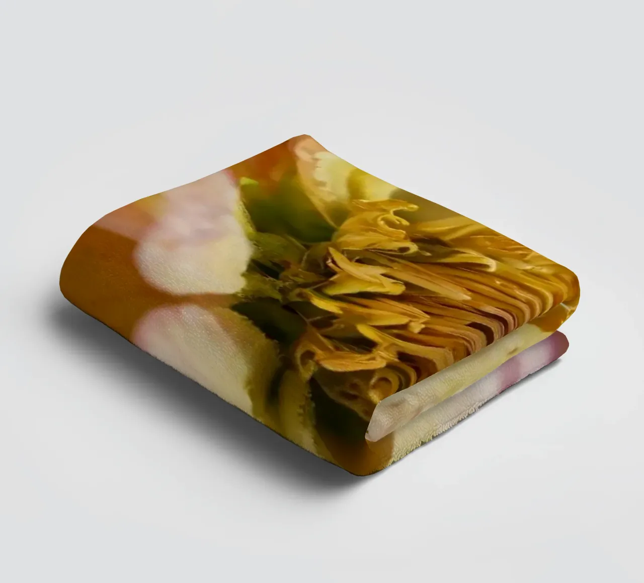 Vue rapprochée d'une fleur vibrante dans un jardin serviette de bain de DesignDoodle