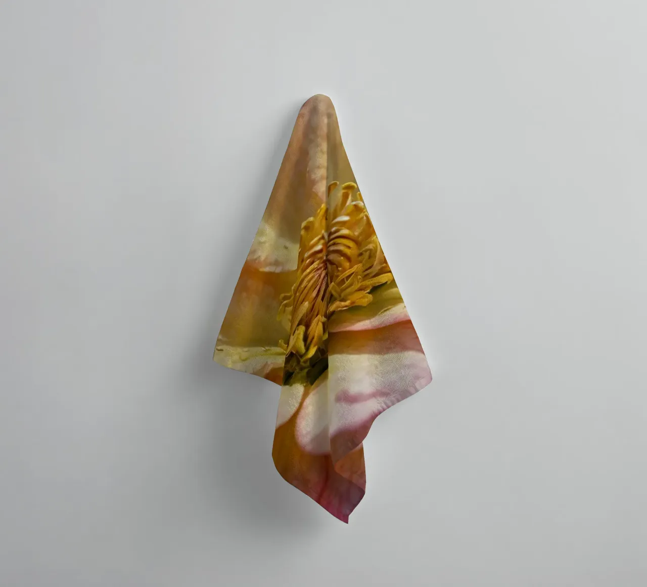 Vue rapprochée d'une fleur vibrante dans un jardin serviette de bain de DesignDoodle