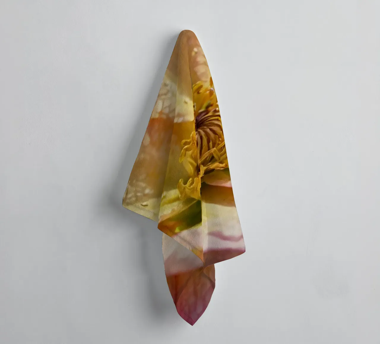 Vue rapprochée d'une fleur vibrante dans un jardin serviette de bain de DesignDoodle