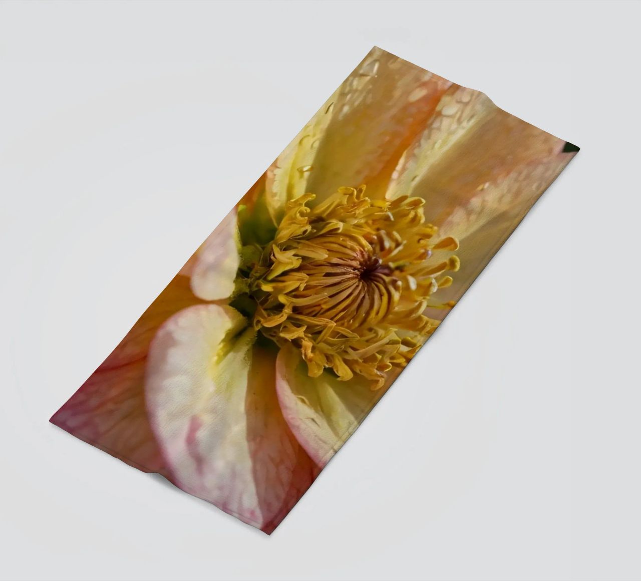 Vue rapprochée d'une fleur vibrante dans un jardin serviette de plage de DesignDoodle