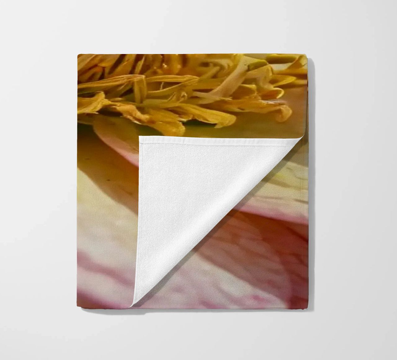 Vue rapprochée d'une fleur vibrante dans un jardin serviette de plage de DesignDoodle