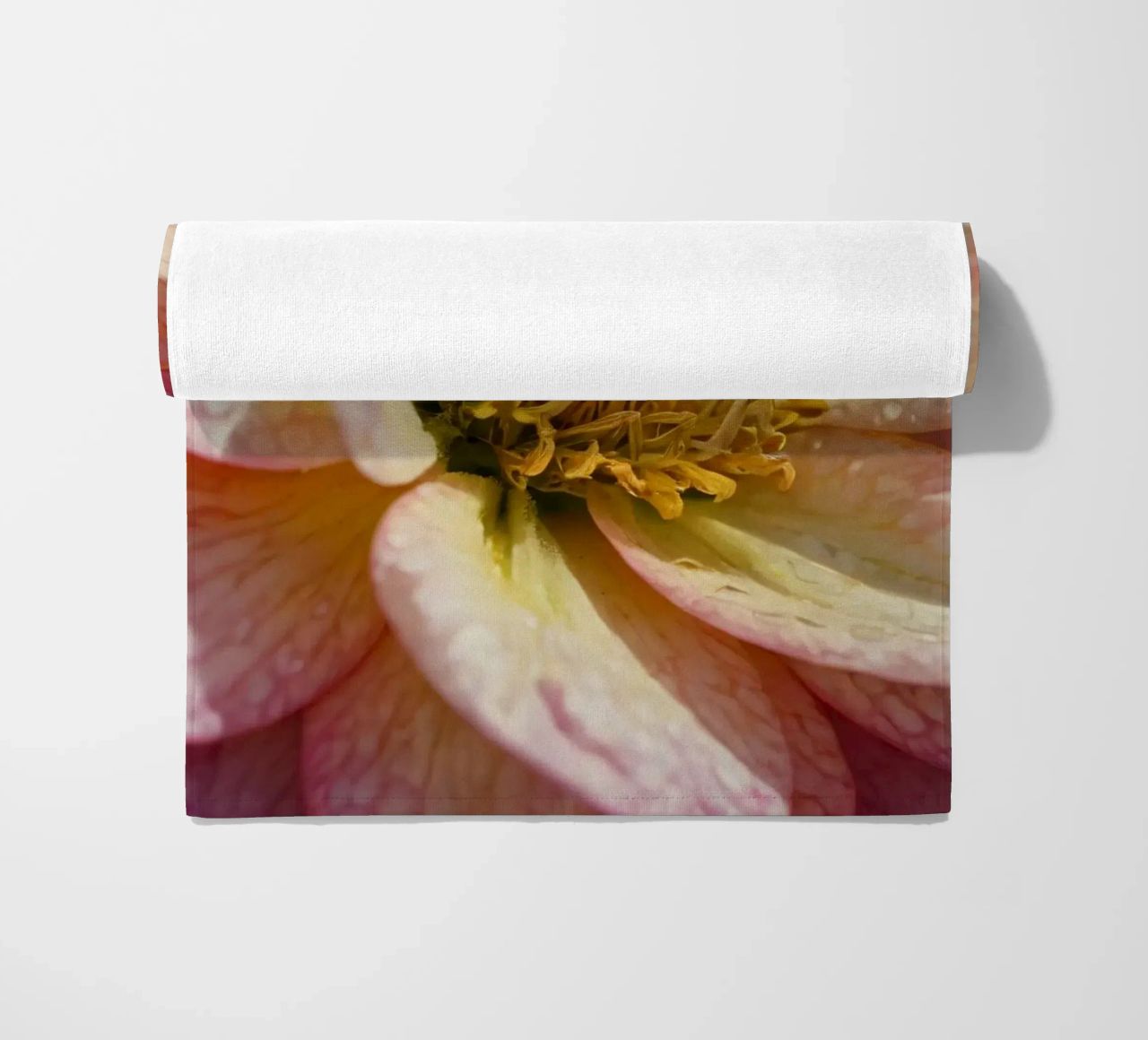 Vue rapprochée d'une fleur vibrante dans un jardin serviette de plage de DesignDoodle