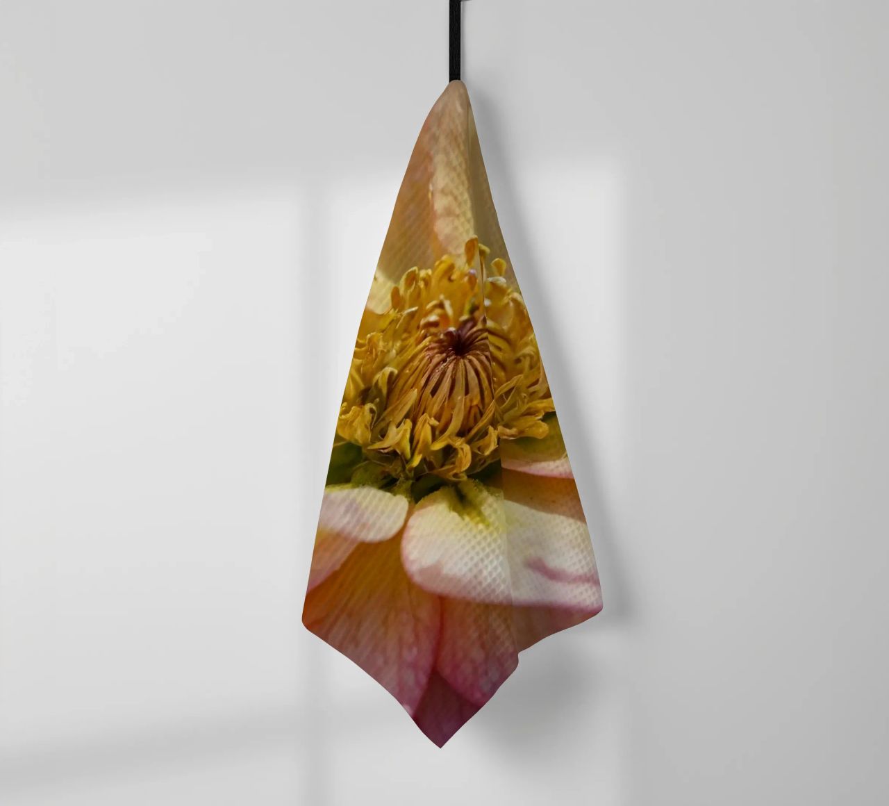 Vue rapprochée d'une fleur vibrante dans un jardin torchon de DesignDoodle