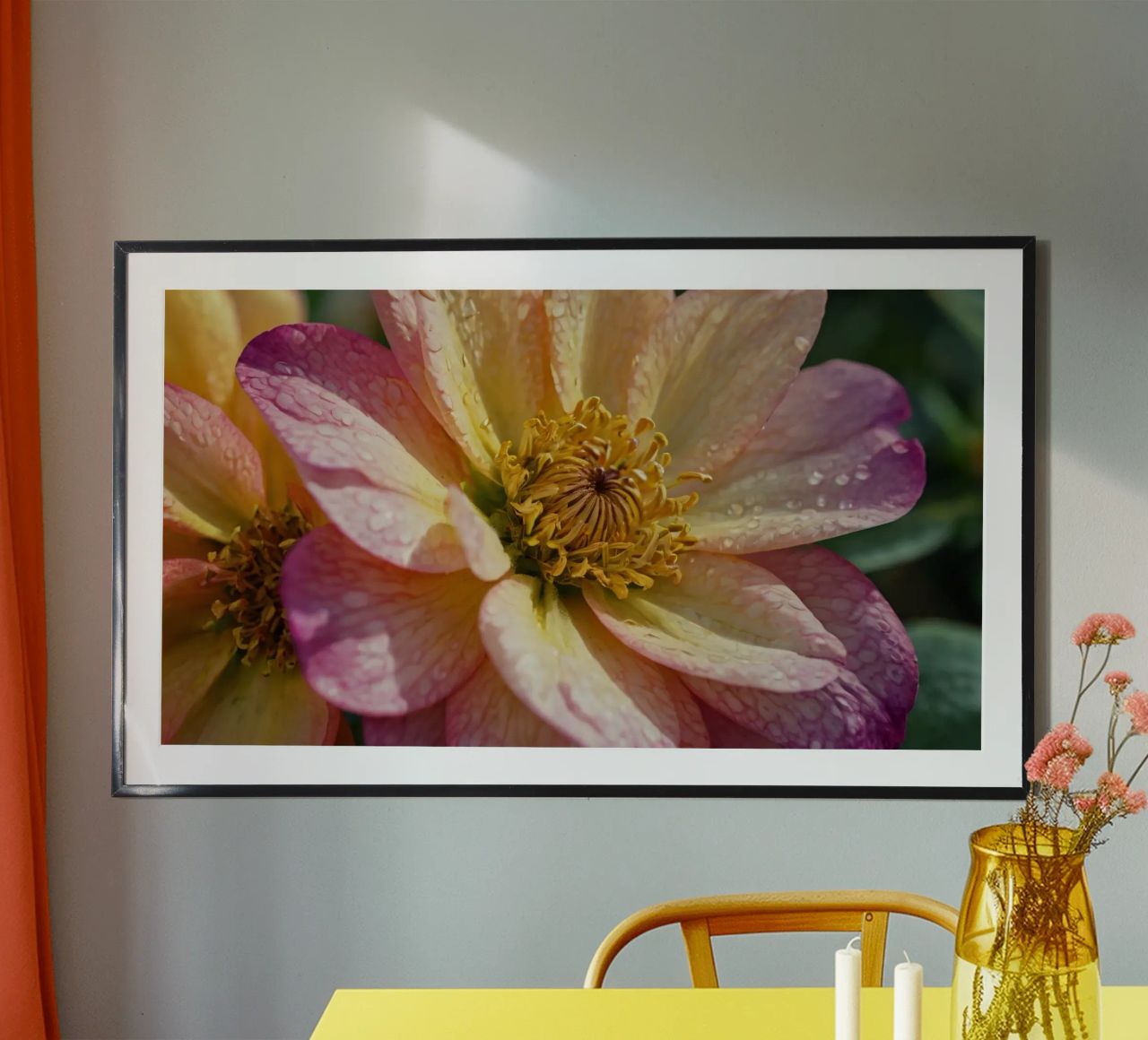 Vue rapprochée d'une fleur vibrante dans un jardin poster de DesignDoodle
