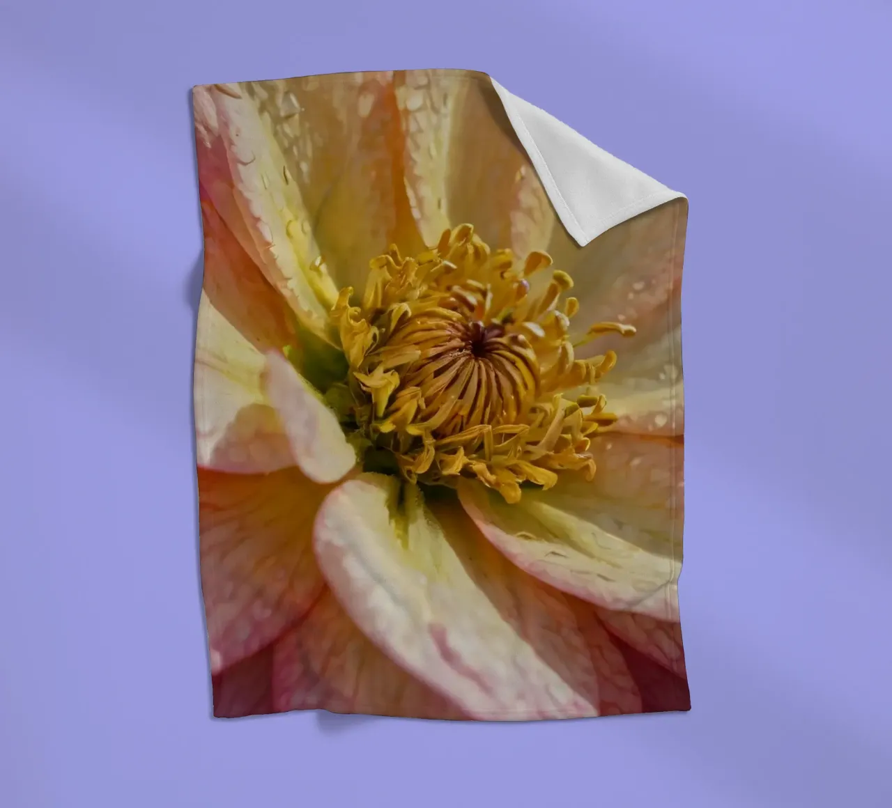 Vue rapprochée d'une fleur vibrante dans un jardin plaid polaire de DesignDoodle