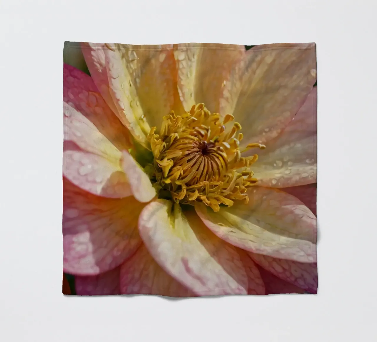 Vue rapprochée d'une fleur vibrante dans un jardin plaid polaire de DesignDoodle