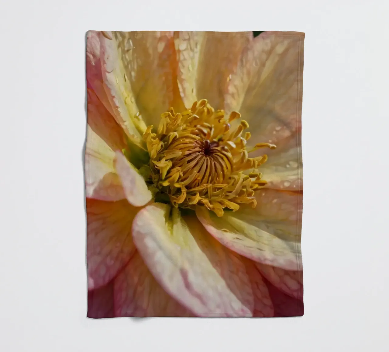 Vue rapprochée d'une fleur vibrante dans un jardin plaid polaire de DesignDoodle