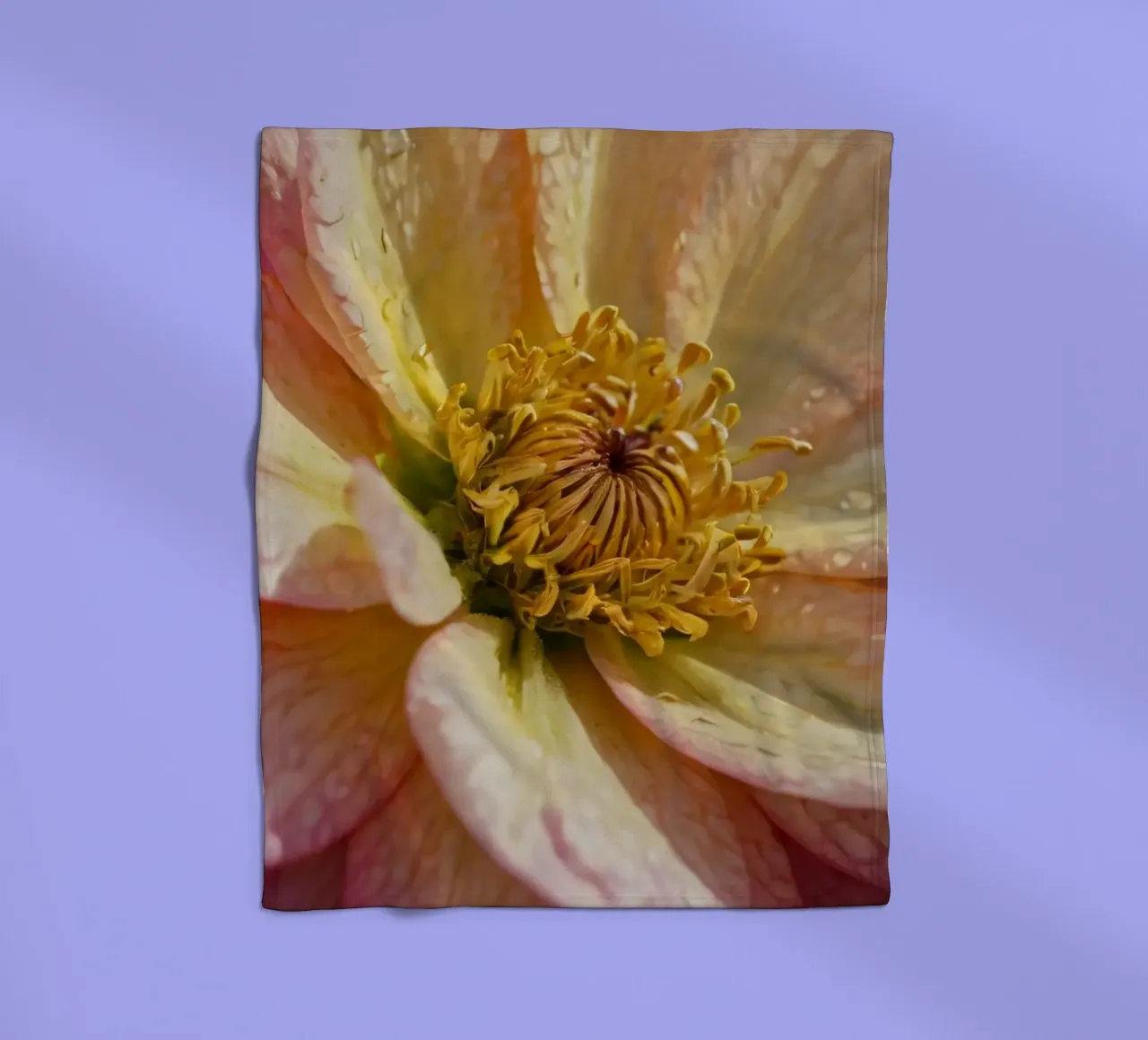 Vue rapprochée d'une fleur vibrante dans un jardin plaid polaire de DesignDoodle