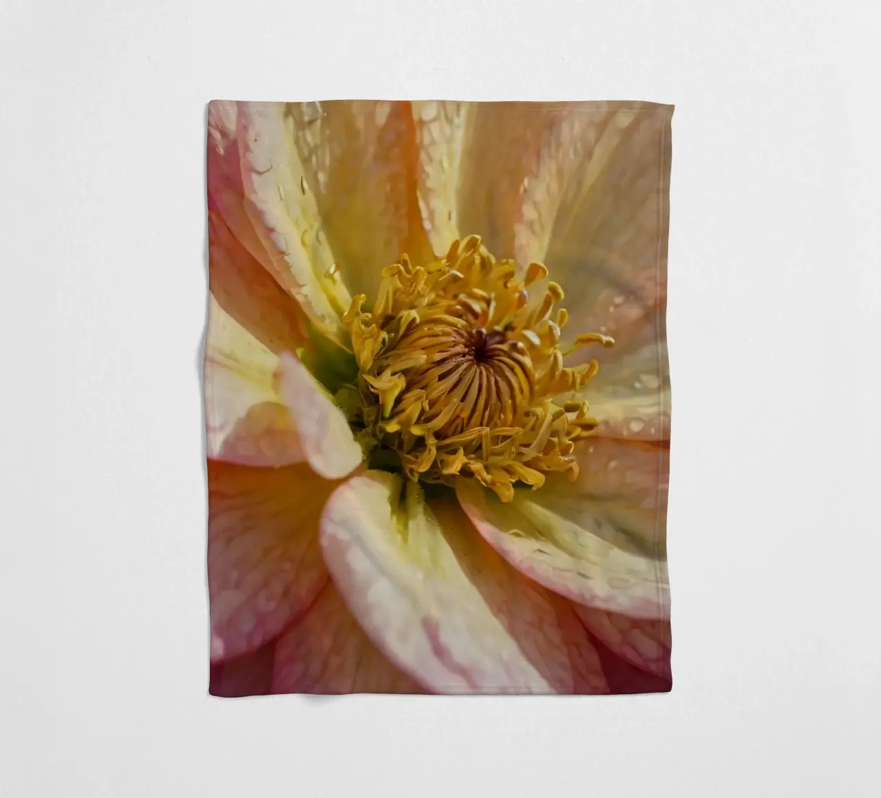 Vue rapprochée d'une fleur vibrante dans un jardin plaid polaire de DesignDoodle