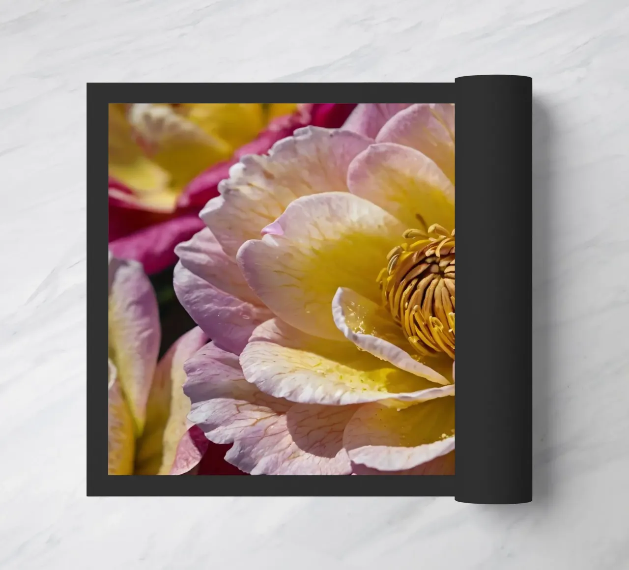 un vivace fiore di camelia giallo e rosa in fiore zerbino da DesignDoodle