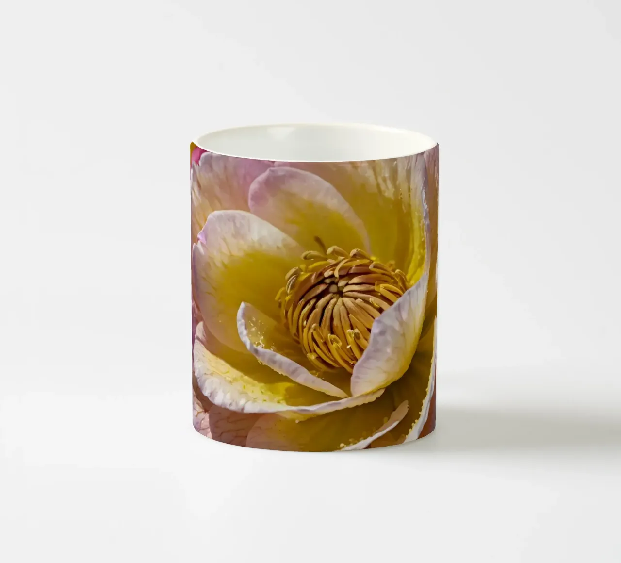un vivace fiore di camelia giallo e rosa in fiore tazza in ceramica da DesignDoodle
