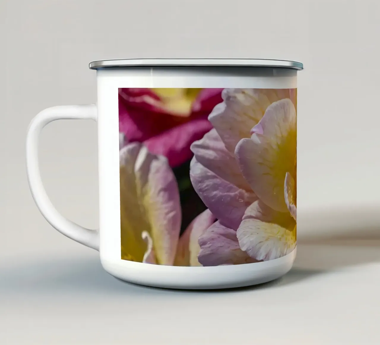 un vivace fiore di camelia giallo e rosa in fiore tazza in smalto da DesignDoodle