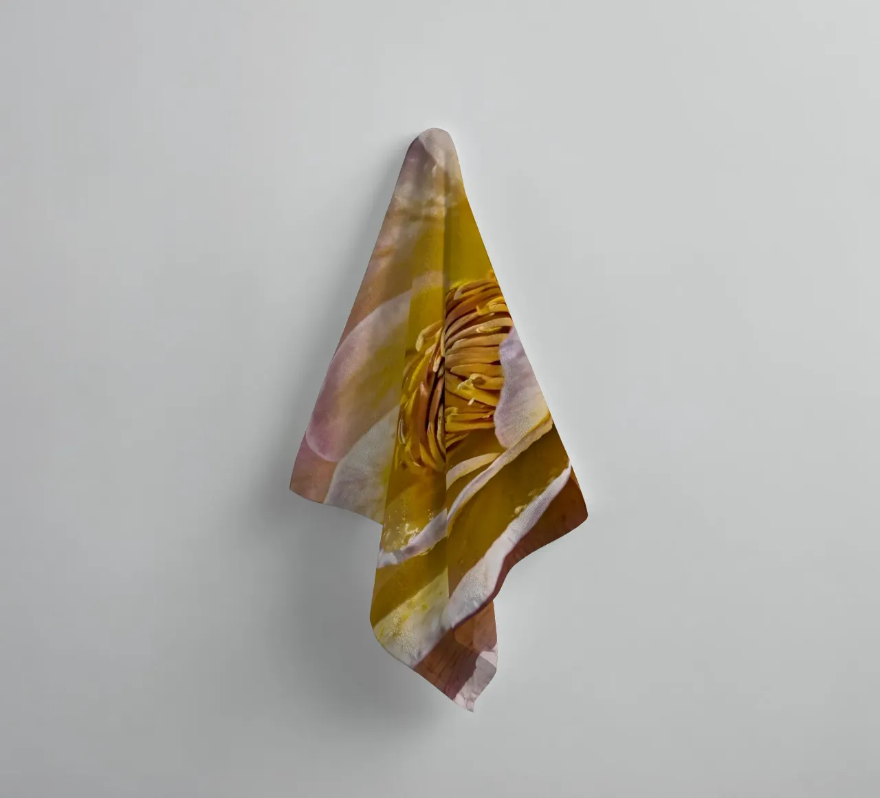un vivace fiore di camelia giallo e rosa in fiore asciugamano da bagno da DesignDoodle