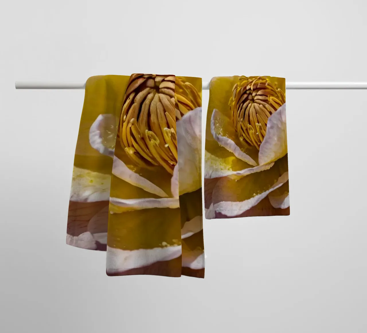 un vivace fiore di camelia giallo e rosa in fiore asciugamano da bagno da DesignDoodle