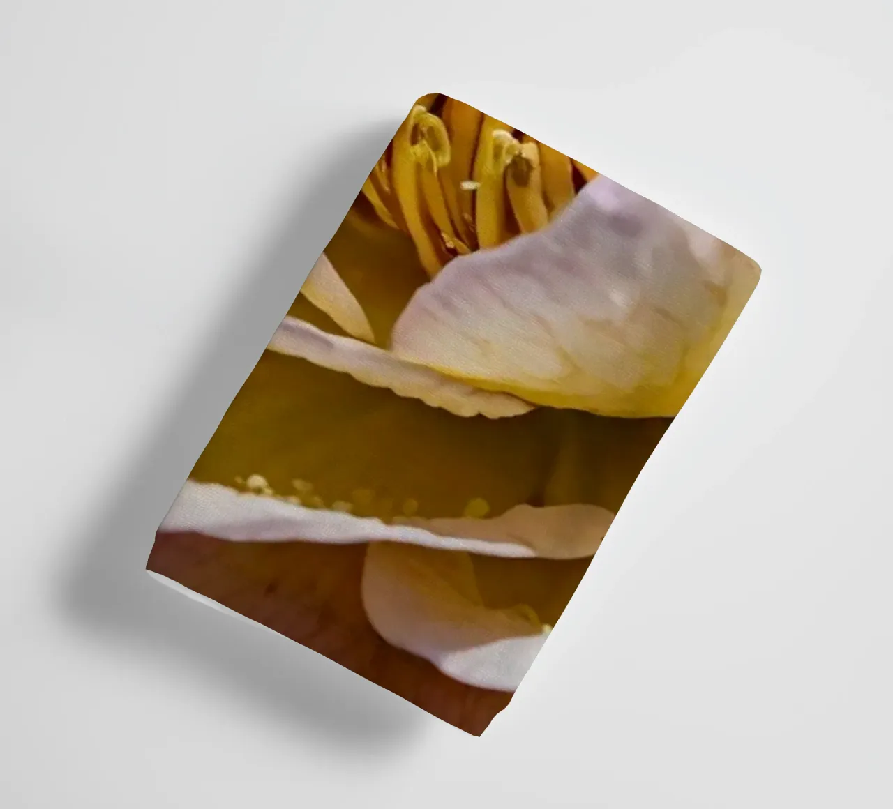 un vivace fiore di camelia giallo e rosa in fiore asciugamano da bagno da DesignDoodle