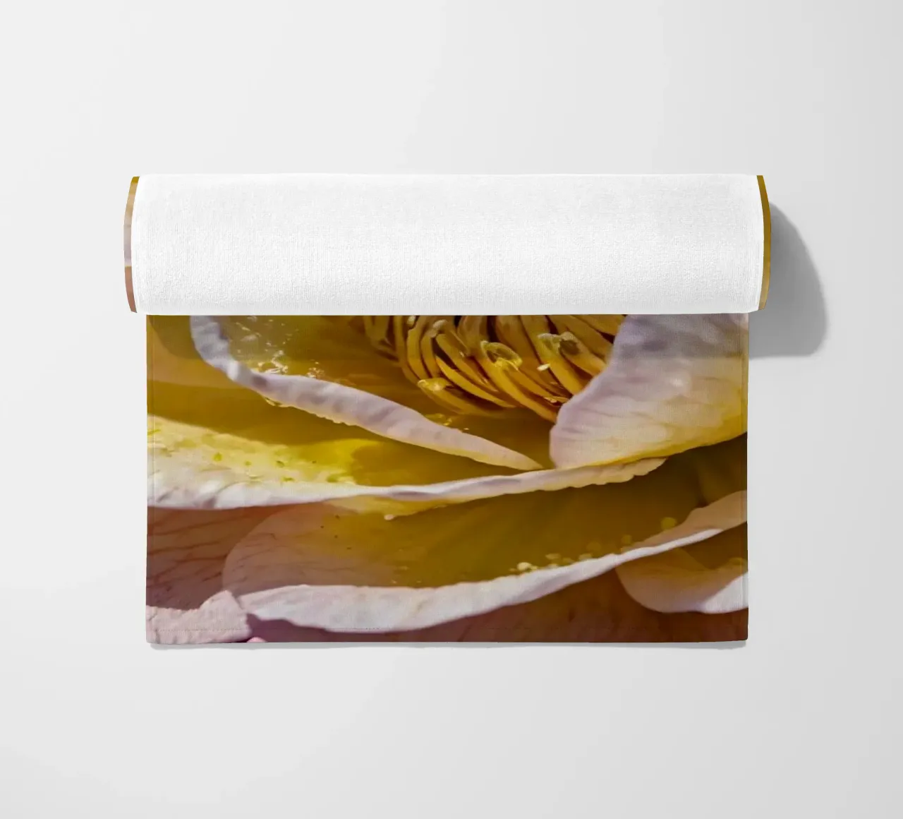 un vivace fiore di camelia giallo e rosa in fiore telo mare da DesignDoodle