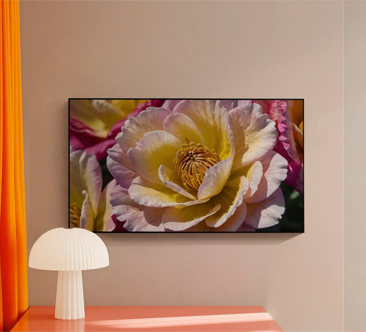 un vivace fiore di camelia giallo e rosa in fiore plexiglass da DesignDoodle