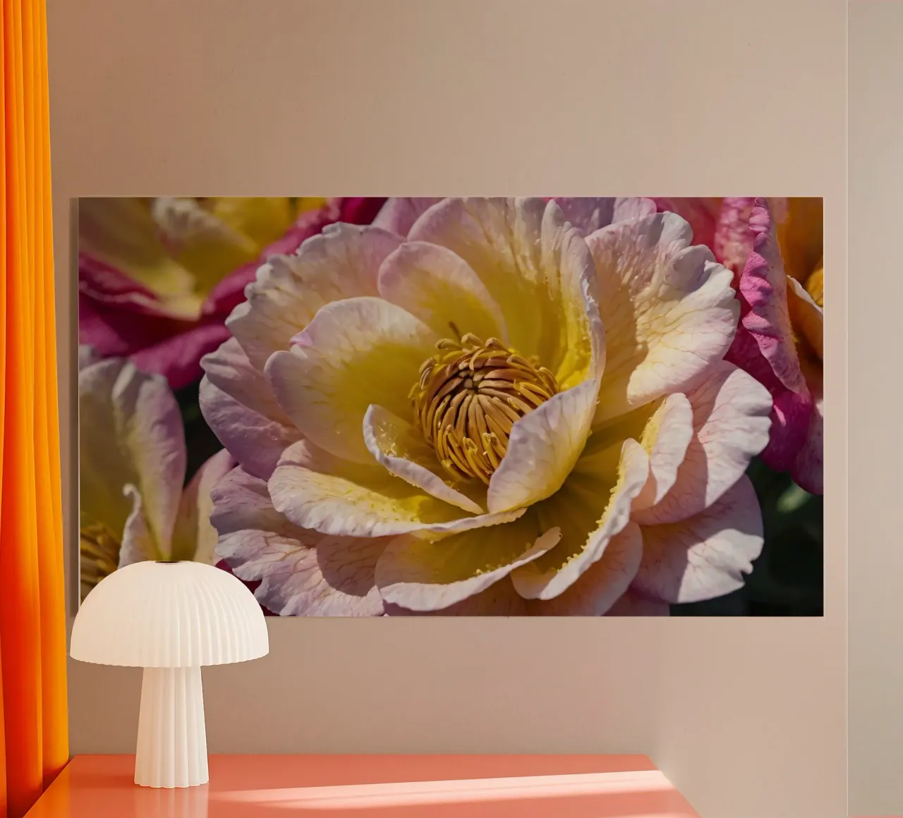 un vivace fiore di camelia giallo e rosa in fiore plexiglass da DesignDoodle