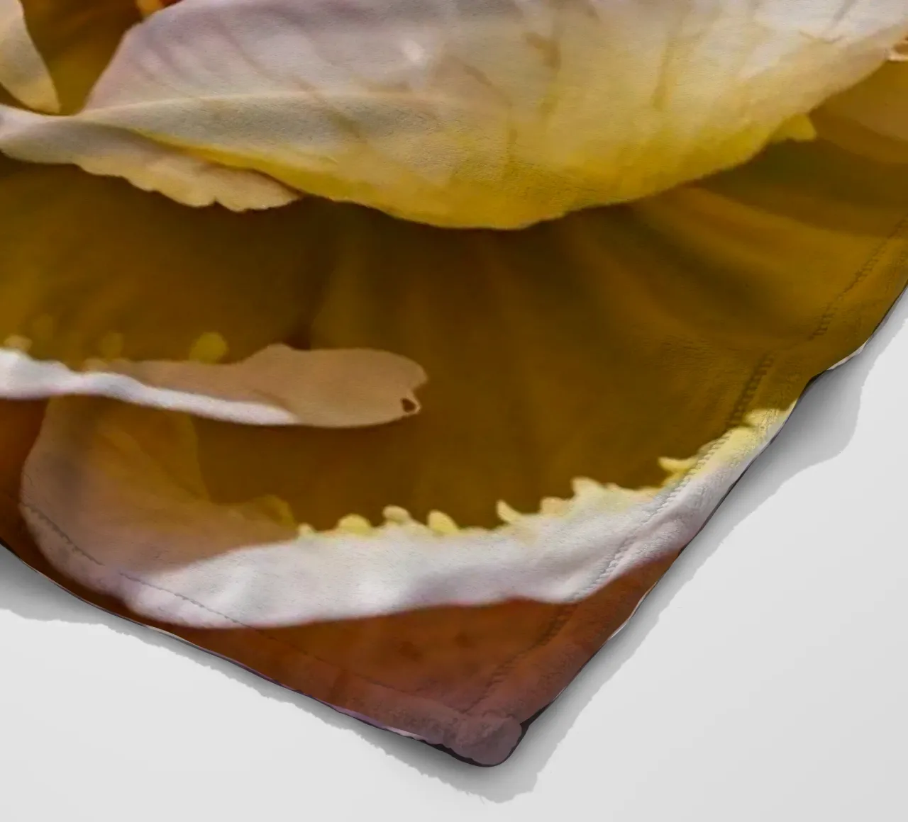 un vivace fiore di camelia giallo e rosa in fiore coperta in pile da DesignDoodle
