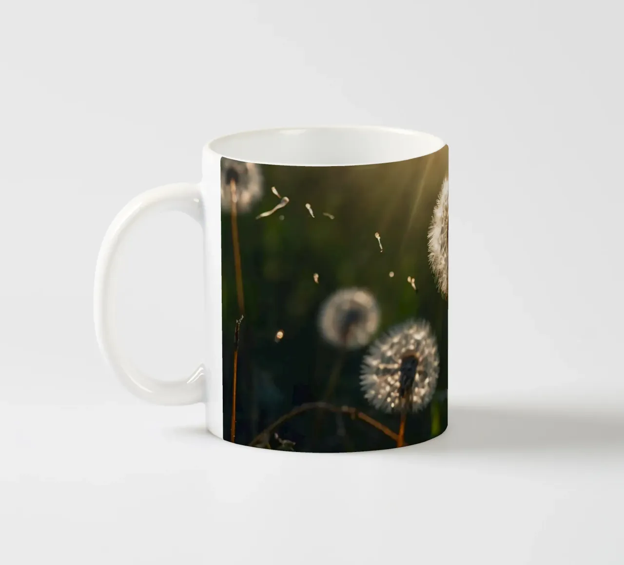 Pissenlits illuminés par la lumière du soleil dans un champ verdoyant mug en céramique de DesignDoodle