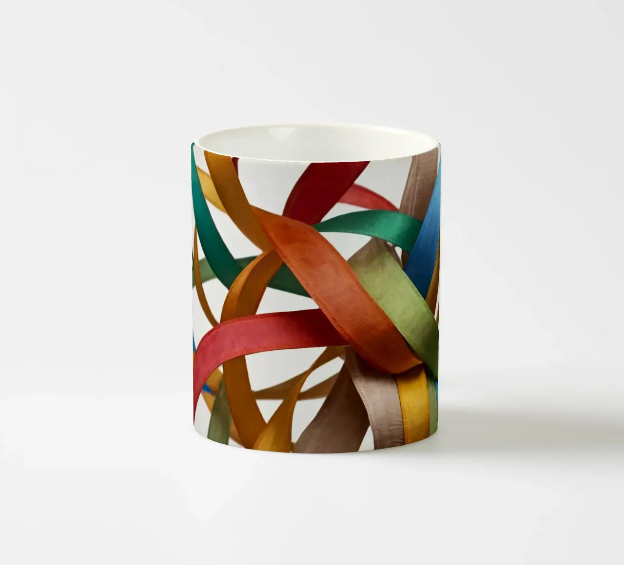 Nastri colorati intrecciati tra loro creano un'atmosfera vibrante. tazza in ceramica da DesignDoodle