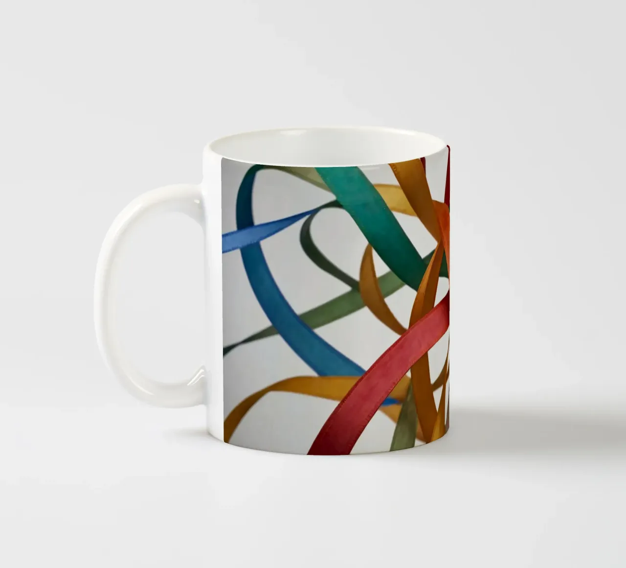 Nastri colorati intrecciati tra loro creano un'atmosfera vibrante. tazza in ceramica da DesignDoodle