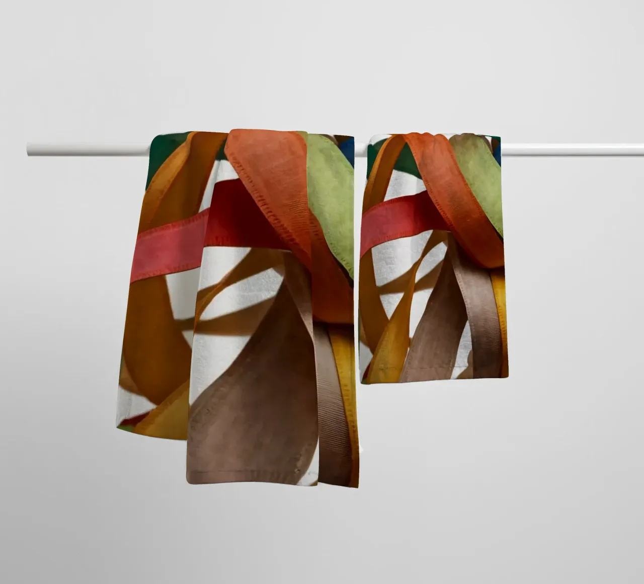 Nastri colorati intrecciati tra loro creano un'atmosfera vibrante. asciugamano da bagno da DesignDoodle
