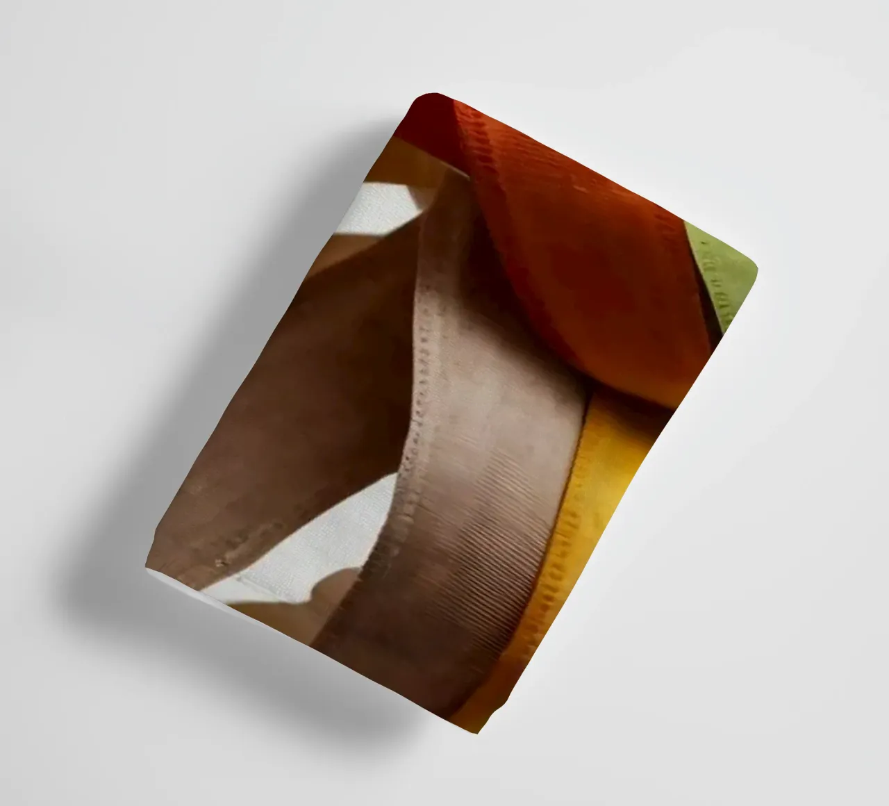Nastri colorati intrecciati tra loro creano un'atmosfera vibrante. asciugamano da bagno da DesignDoodle