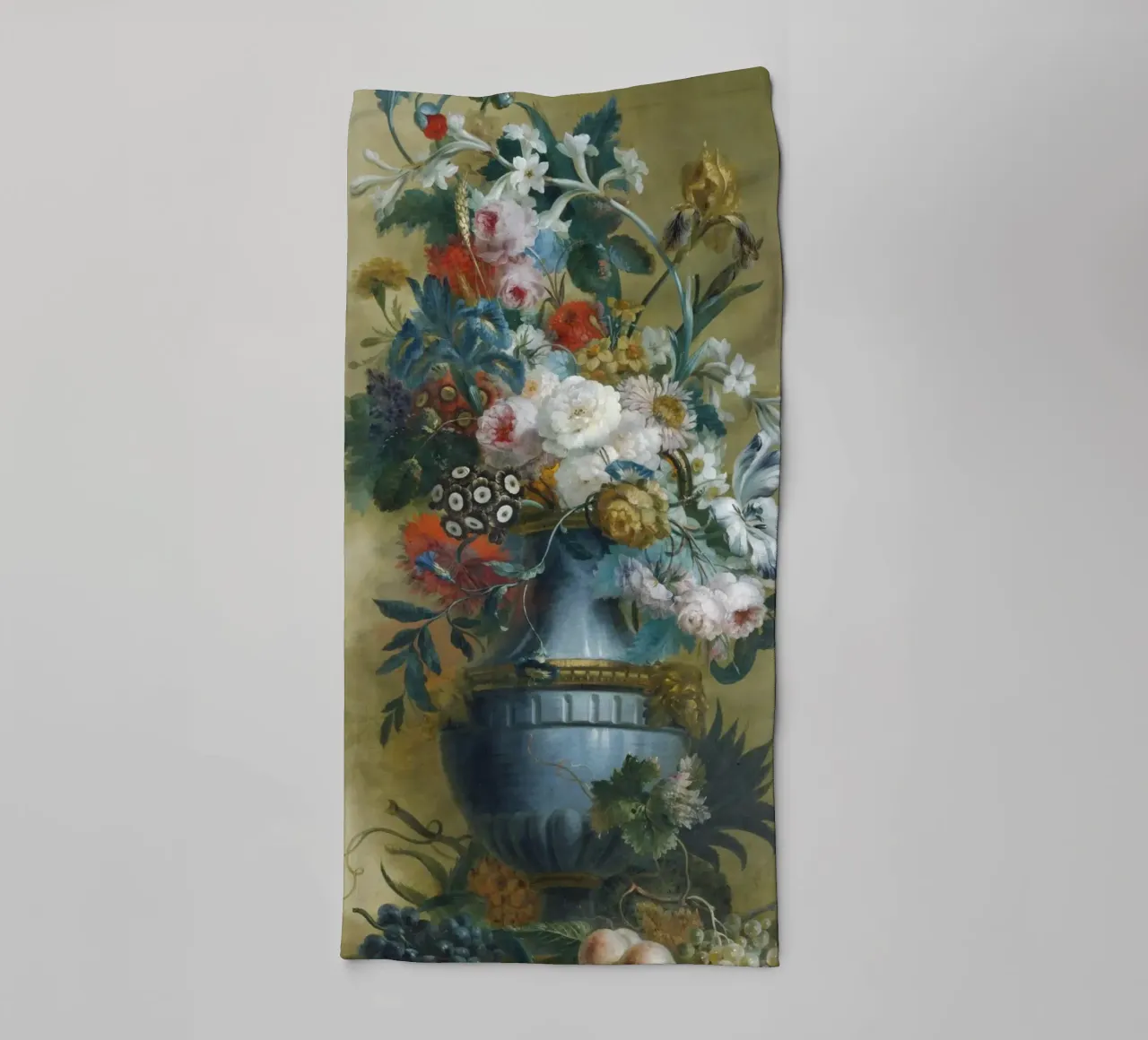Flowers in A blue Vase Classical Painting Botanical asciugamano da bagno da Venus Art