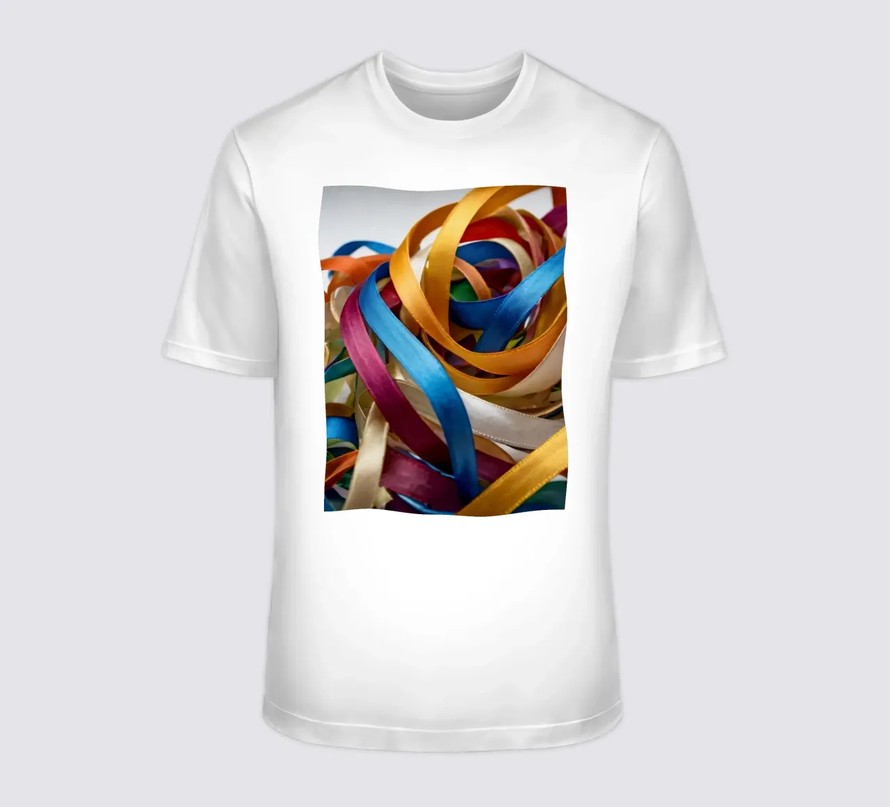 Nastri colorati aggrovigliati su una superficie bianca t-shirt da DesignDoodle