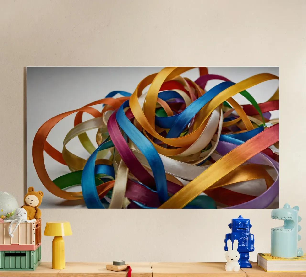 Nastri colorati aggrovigliati su una superficie bianca plexiglass da DesignDoodle
