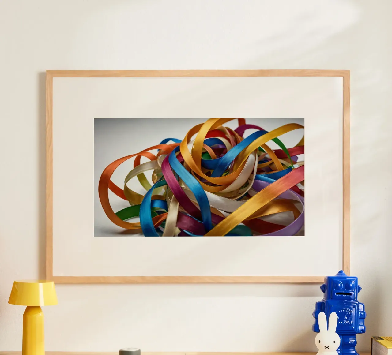 Nastri colorati aggrovigliati su una superficie bianca carta hahnemühle da DesignDoodle