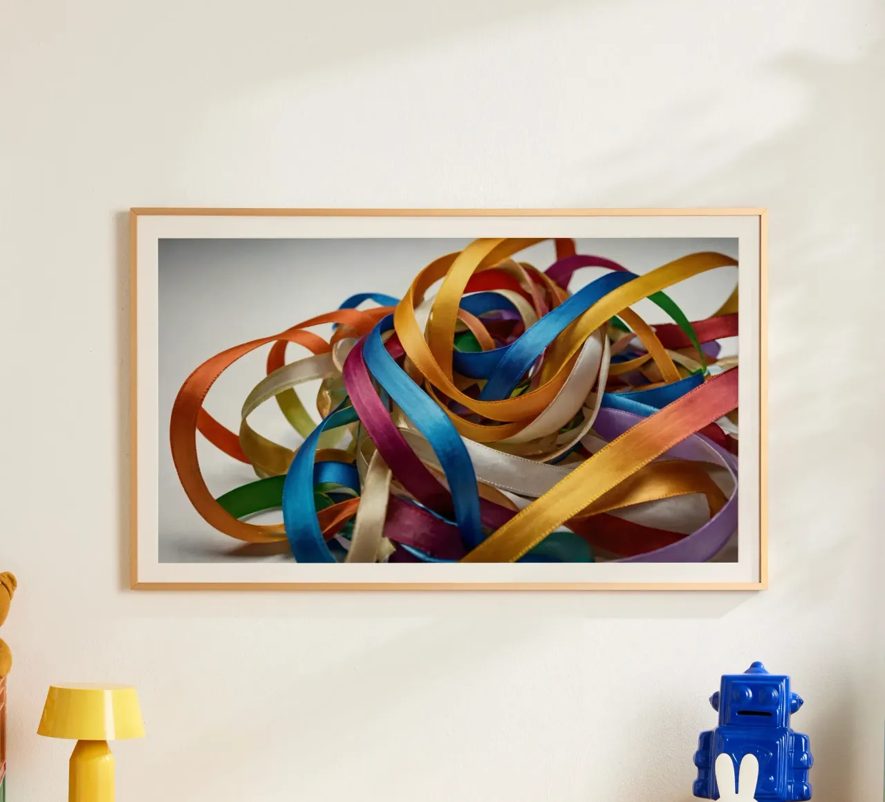 Nastri colorati aggrovigliati su una superficie bianca carta hahnemühle da DesignDoodle