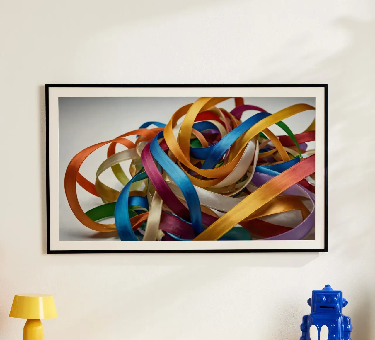 Nastri colorati aggrovigliati su una superficie bianca carta hahnemühle da DesignDoodle