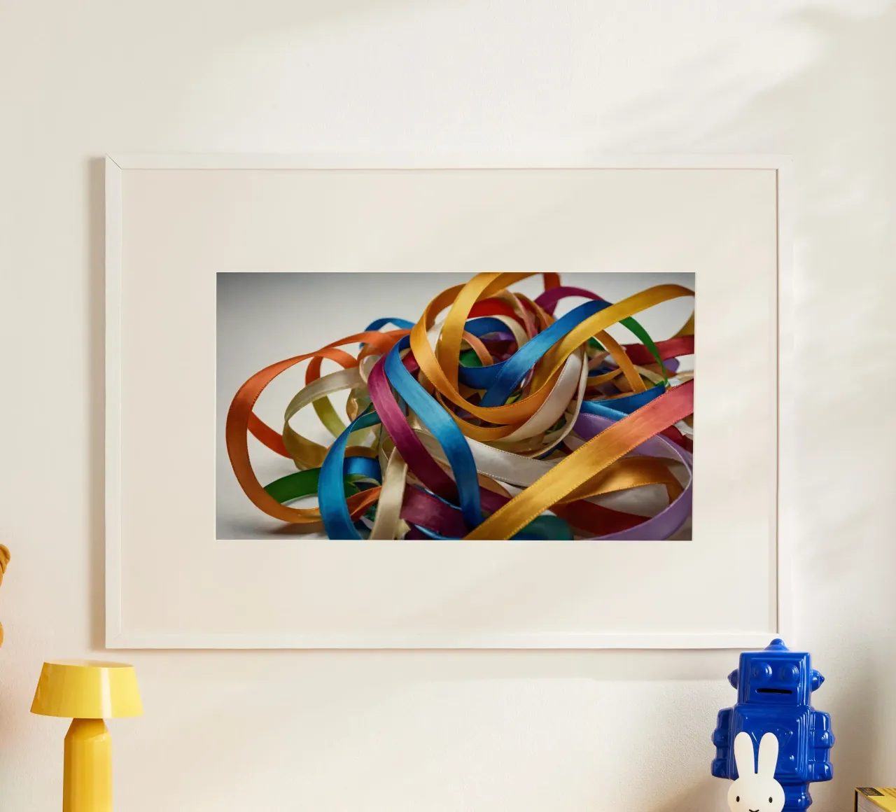 Nastri colorati aggrovigliati su una superficie bianca carta hahnemühle da DesignDoodle