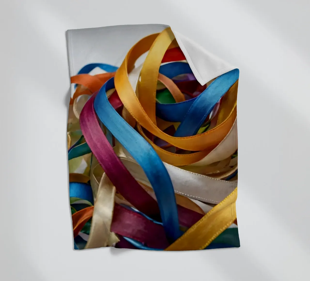 Nastri colorati aggrovigliati su una superficie bianca coperta in pile da DesignDoodle