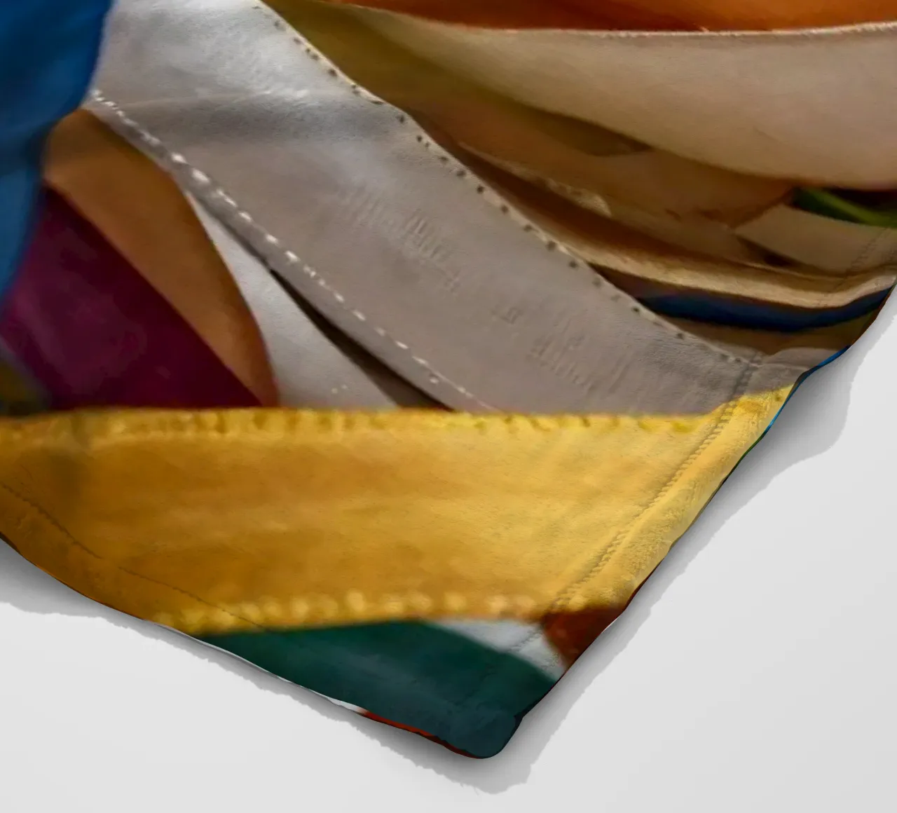 Nastri colorati aggrovigliati su una superficie bianca coperta in pile da DesignDoodle