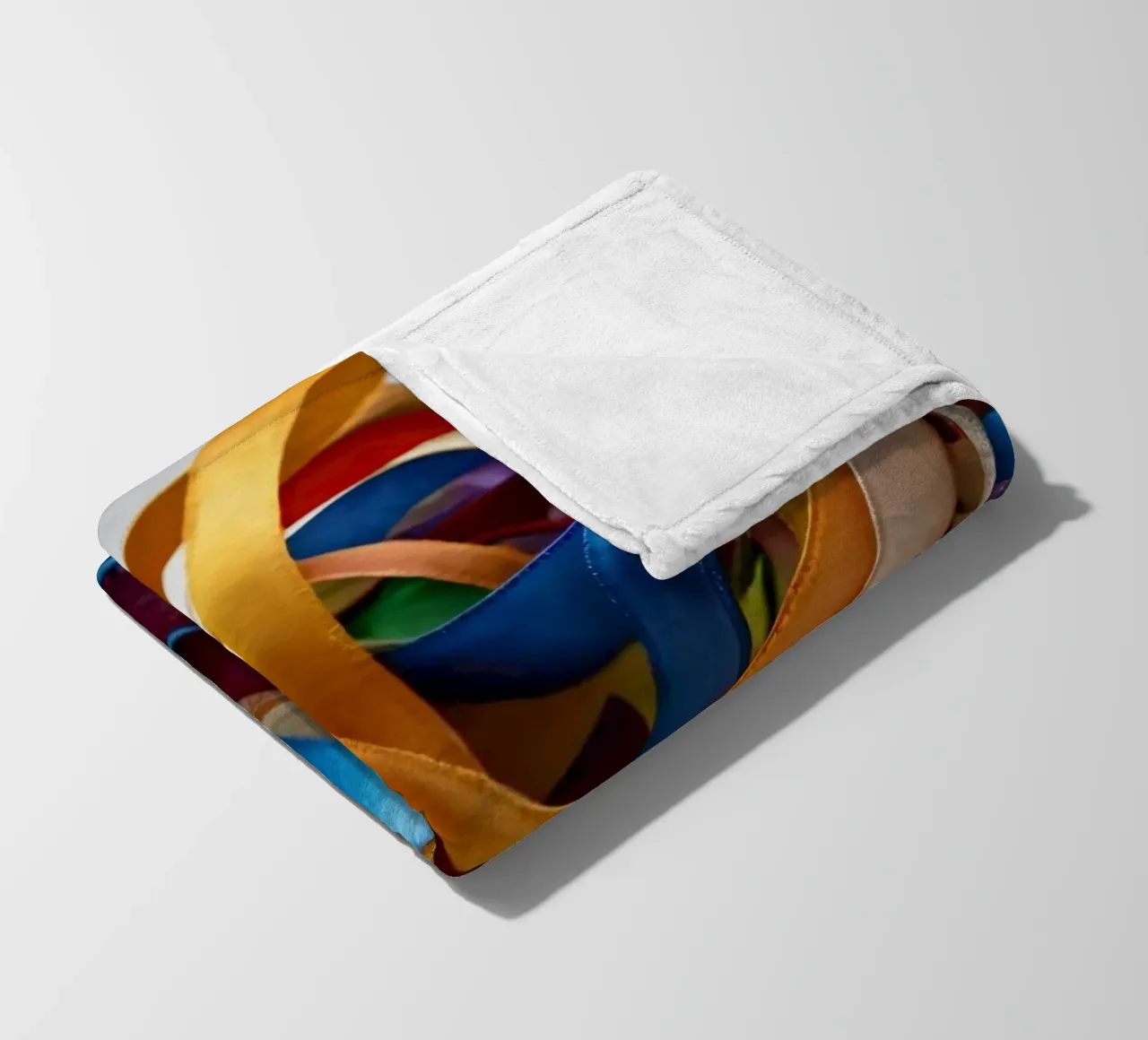 Nastri colorati aggrovigliati su una superficie bianca coperta in pile da DesignDoodle