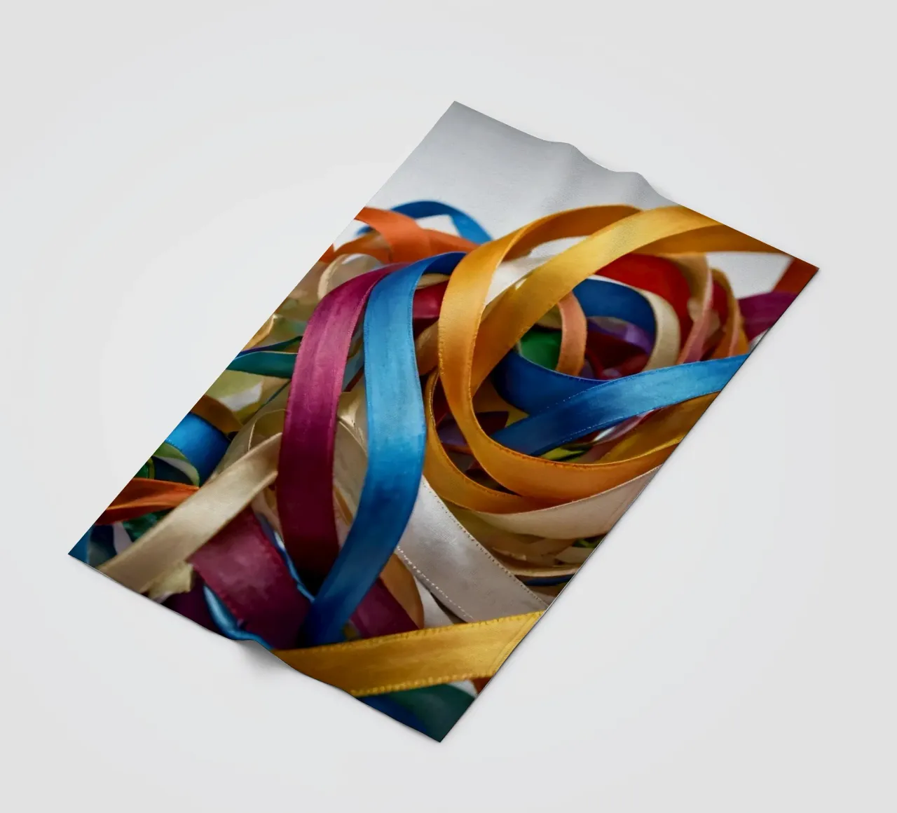 Nastri colorati aggrovigliati su una superficie bianca coperta in pile da DesignDoodle