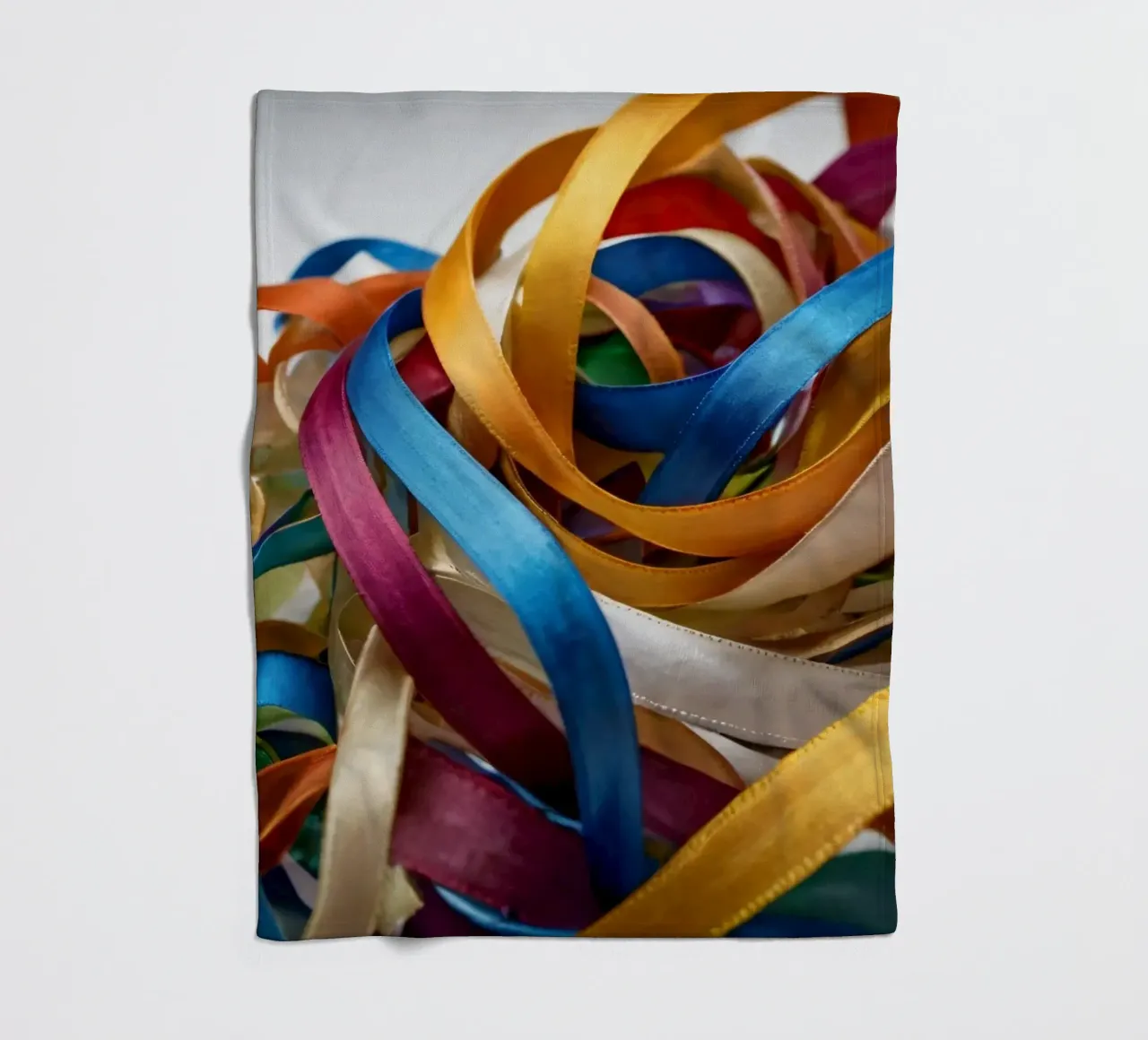 Nastri colorati aggrovigliati su una superficie bianca coperta in pile da DesignDoodle