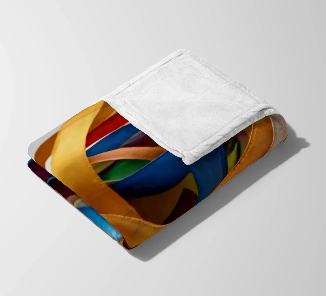 Nastri colorati aggrovigliati su una superficie bianca coperta in pile da DesignDoodle