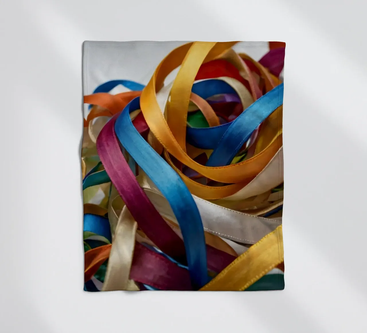 Nastri colorati aggrovigliati su una superficie bianca coperta in pile da DesignDoodle