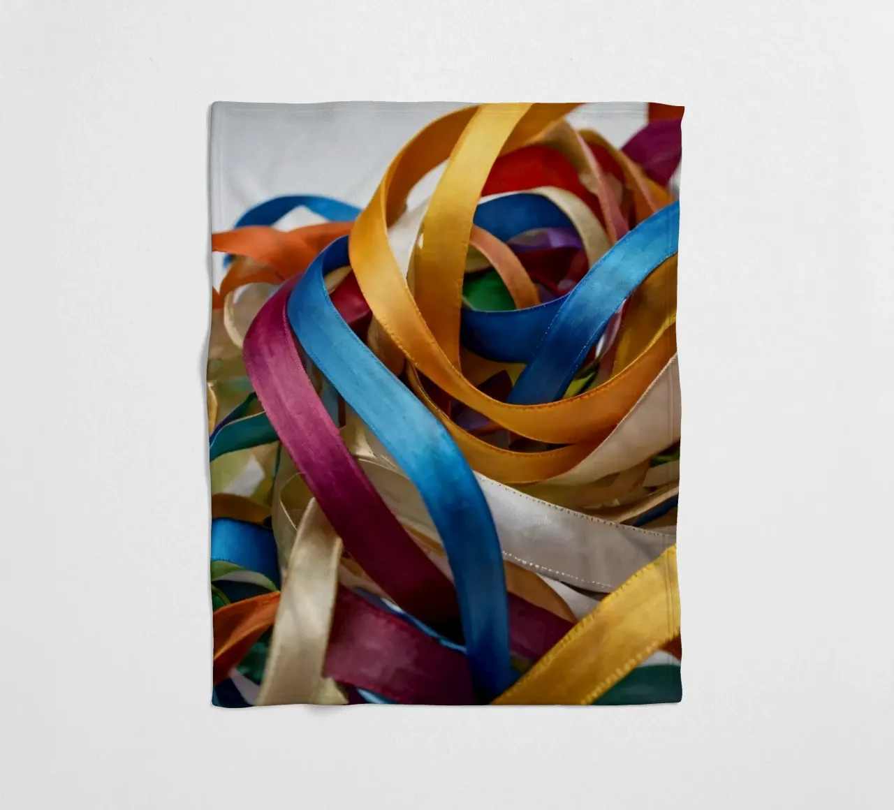 Nastri colorati aggrovigliati su una superficie bianca coperta in pile da DesignDoodle